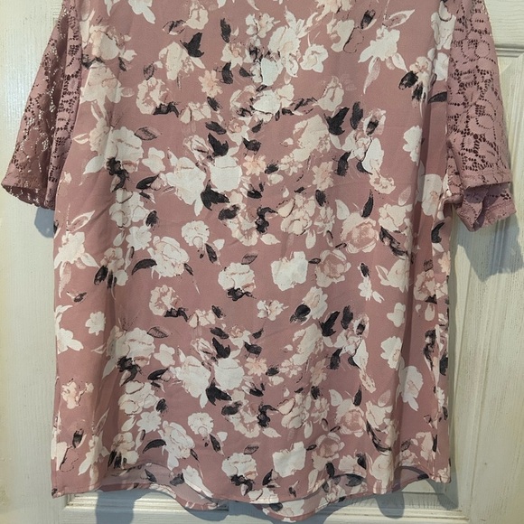 NWOT Adrienne Vittadini Floral Mauve Top With Lace Short Sleeves - Picture 2 of 5